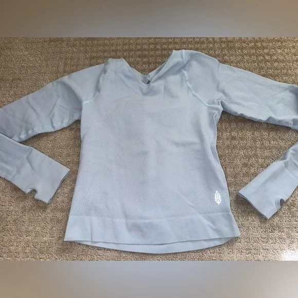 Free People Easy Free Throw Long Sleeve blue size medium/large activewear - Picture 3 of 5